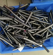 黑色的磁铁和镀镍色的磁铁价格一样吗？