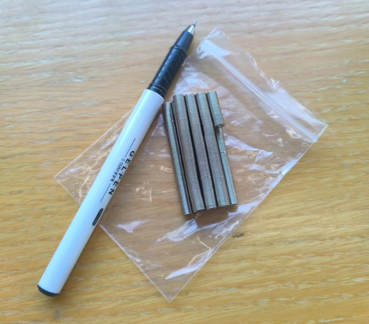 振动传感器为什么有个磁铁？作用是什么？